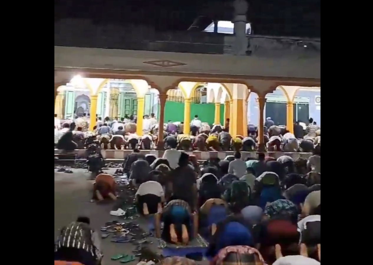 Sosyal medyada viral oldu: Bu camide teravih namazı 10 dakikada kılınıyor!