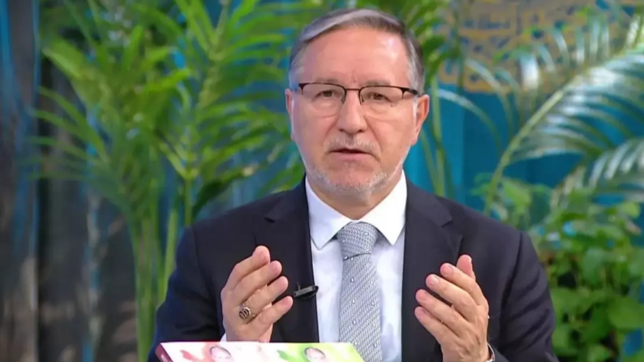 Prof. Dr. Mustafa Karataş'a 'Soyunma odası mahremiyeti' sorusu! 'Aynı yerde soyunmak haramdır' dedi ve ekledi: Ya niye adam olmuyoruz?