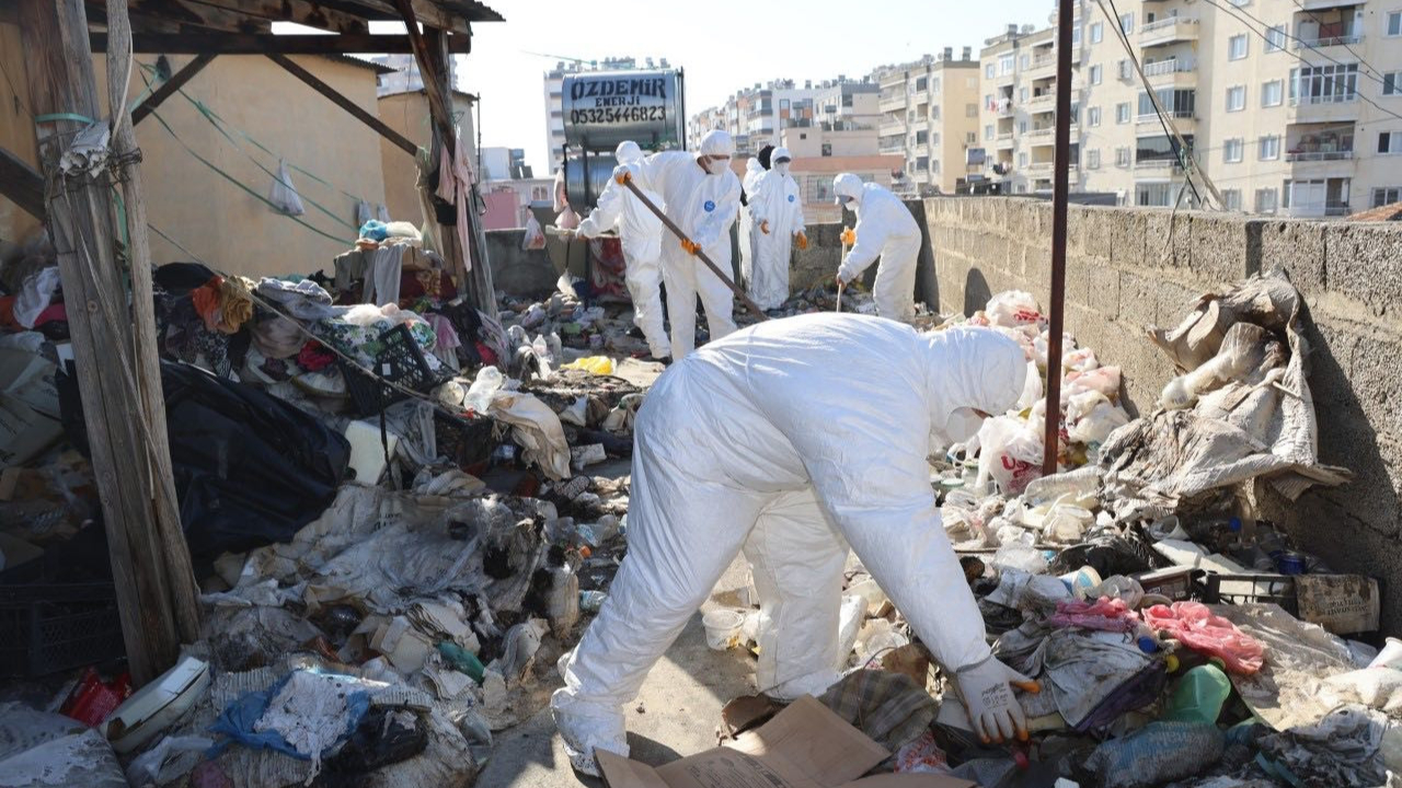 Kötü koku kabusa dönüştü! Mersin'de bir evden 10 ton çöp çıktı