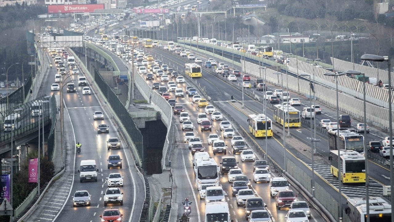 İstanbul'da akşam trafik felç! Yoğunluk yüzde 83'e ulaştı...