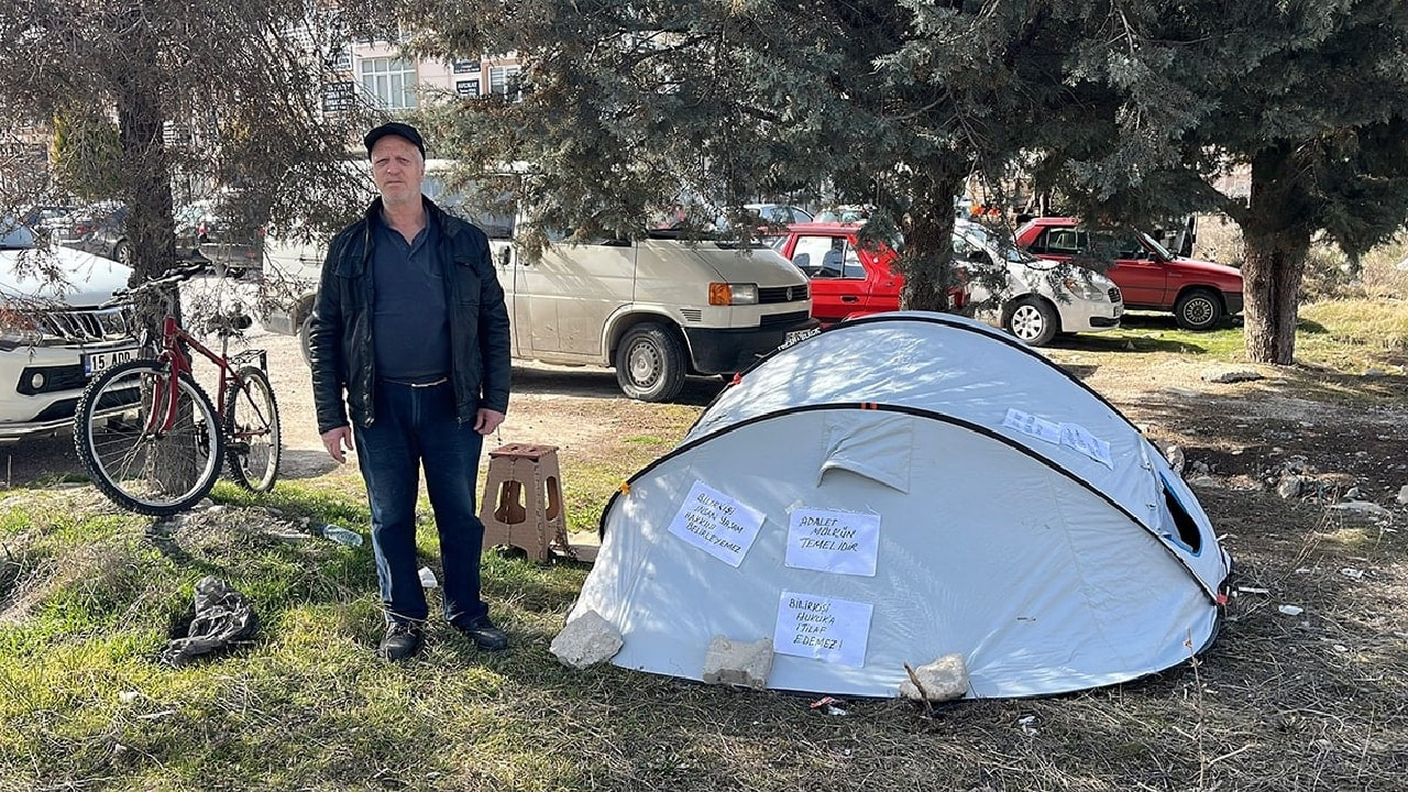 Kira artışı ile baş edemedi! Tepki için adliye önüne çadır kurdu...