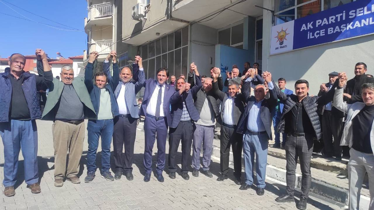 Manisa Selendi'de YRP'den istifa edip topluca AK Parti'ye katıldılar