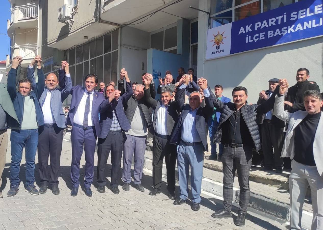 Manisa Selendi'de YRP'den istifa edip topluca AK Parti'ye katıldılar