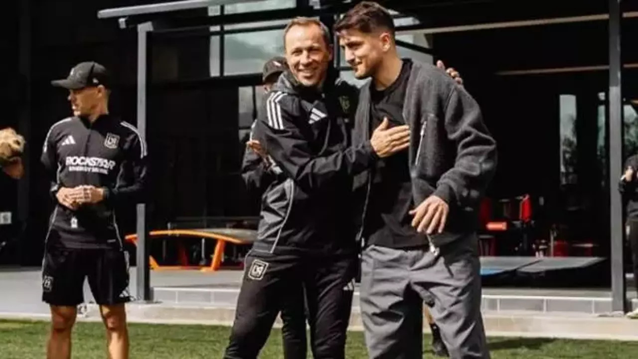 Cengiz Ünder yeni takım arkadaşları ile bir araya geldi