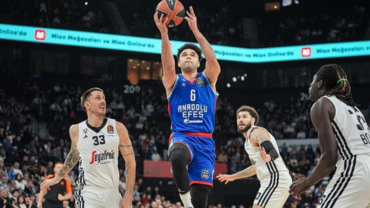 Anadolu Efes ikinci yarı açıldı, İtalyanları farklı yıktı (Anadolu Efes 89 - 68 Virtus Bologna | Maçın özeti)