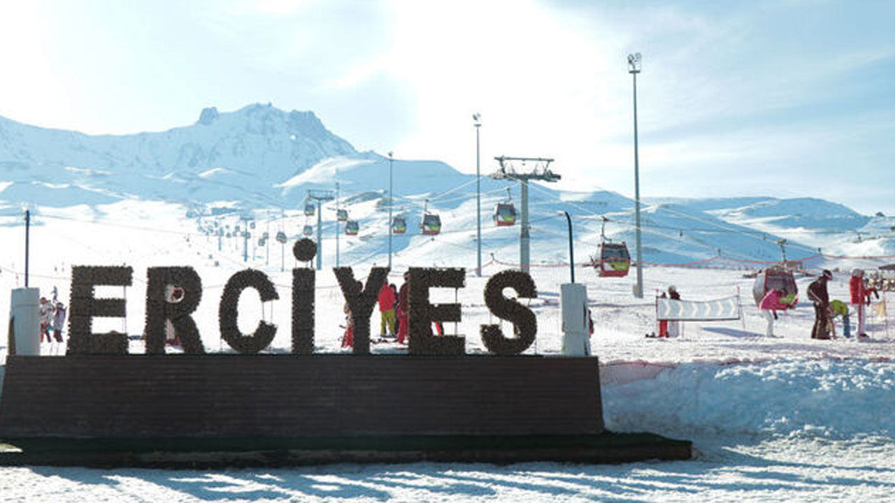 Erciyes Kayak Merkezi'nde çığ paniği! Pist dışında kar kütlesi düştü