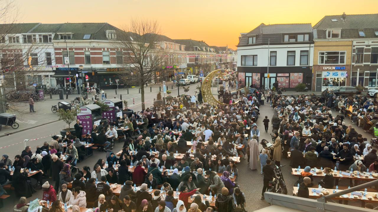 Hollanda'da 1600 kişilik sokak iftarı düzenlendi, Cami Meydanı doldu taştı