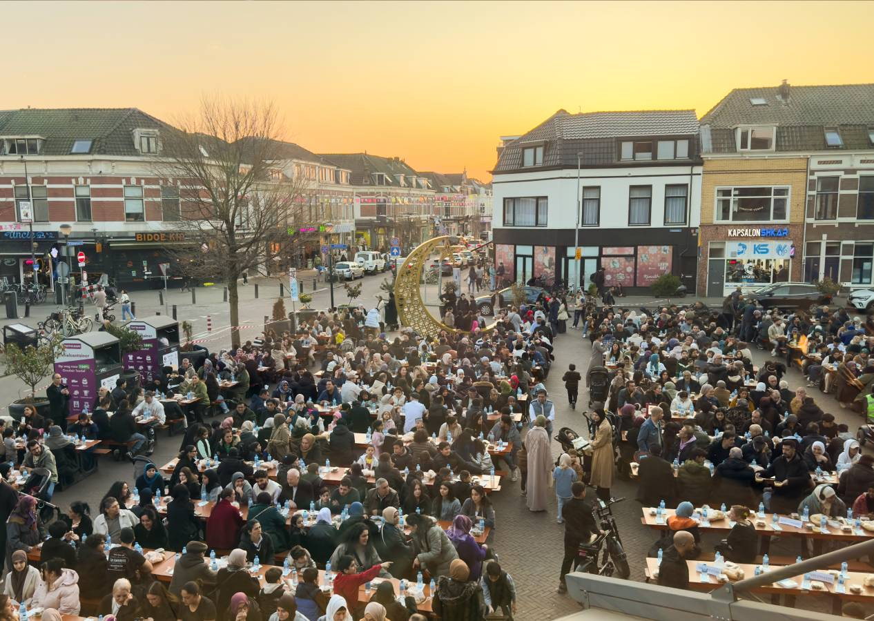 Hollanda'da 1600 kişilik sokak iftarı düzenlendi, Cami Meydanı doldu taştı