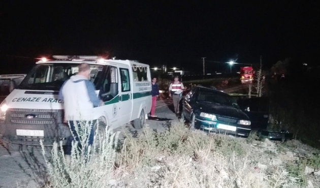 Tren hemzemin geçitte otomobile çarptı: 3 ölü, 3 yaralı...