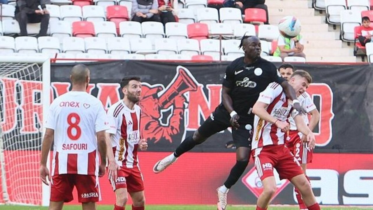 Antalyaspor evinde pes etmedi, 8 dakikada geri geldi (Antalyaspor 2 - 1 Çaykur Rizespor | Maçın özeti)