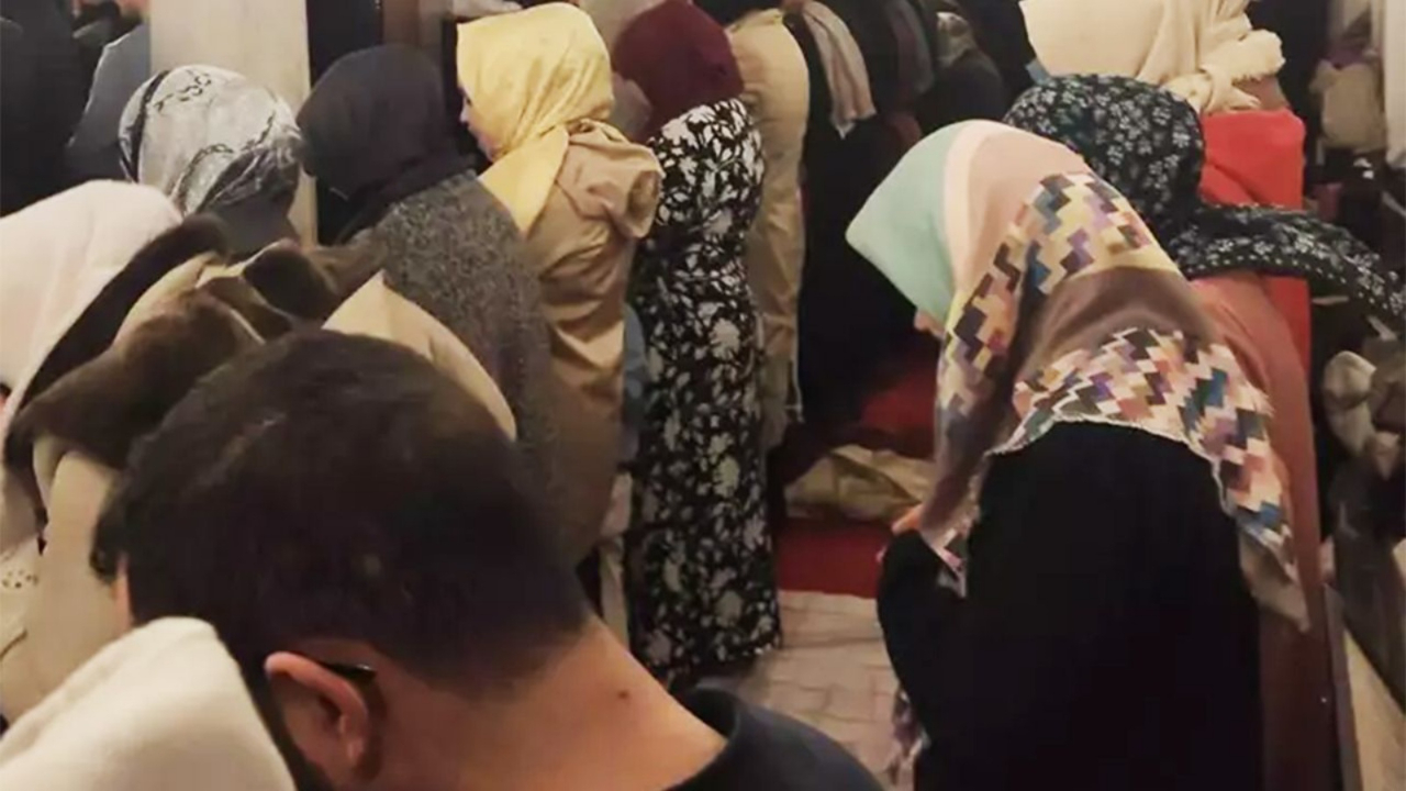 Üsküdar Valide-i Cedid Camii’nde teravih polemiği! Kadın-erkek aynı safta namaz kıldı! Üsküdar Kaymakamlığı'ndan açıklama geldi...