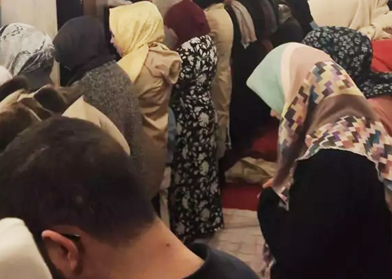 Üsküdar Valide-i Cedid Camii’nde teravih polemiği! Kadın-erkek aynı safta namaz kıldı! Üsküdar Kaymakamlığı'ndan açıklama geldi...