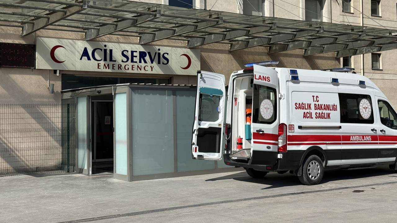 Zil sesinden rahatsız olan şahıs okul müdürü Emrah Coşkun'un boğazını kesti