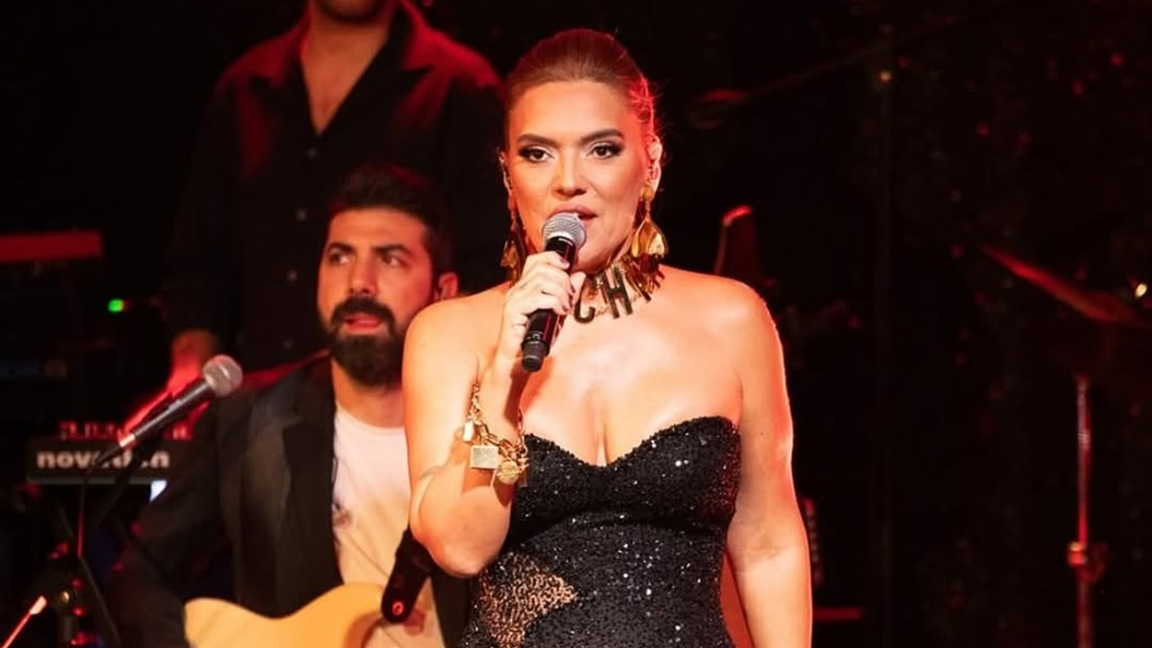 Demet Akalın'dan Nevşehir konserinde sigara içenlere sert tepki! Ağzını bozdu, üslubu eleştirildi