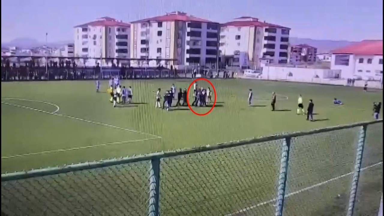Amatör maçta yine hakeme saldırı; kırmızı kart gören takım kaptanı hakeme yumruk attı