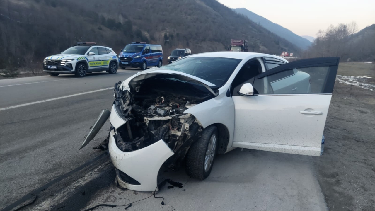 Sinop'ta feci kaza! İki otomobilin çarpışması sonucu 5 kişi yaralandı...