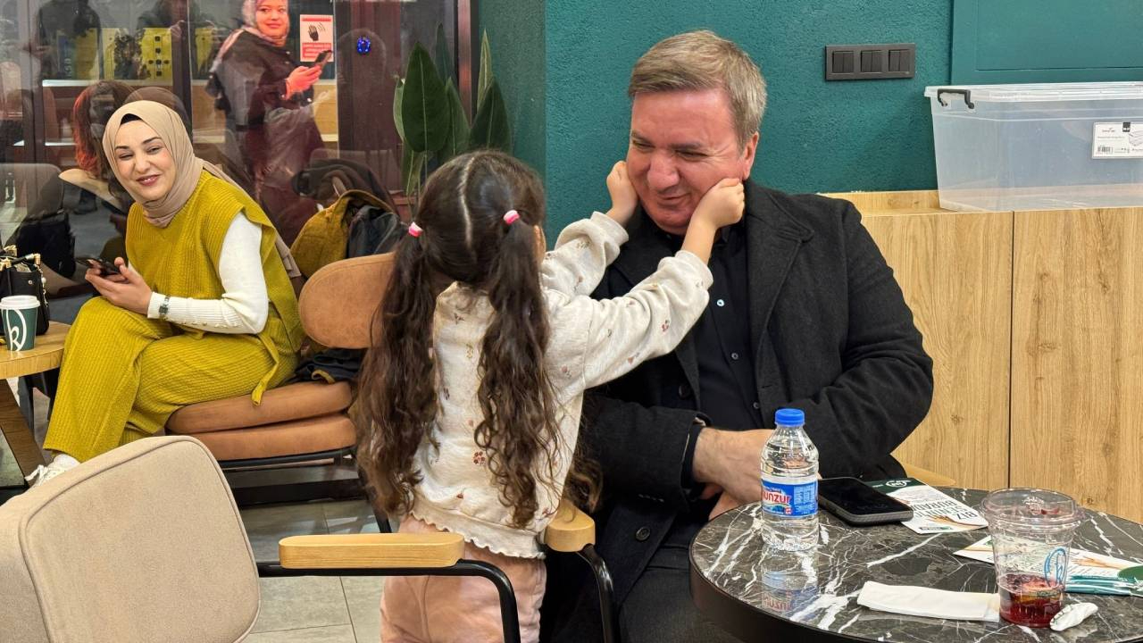 Küçük bir kız Erzincan Valisi Hamza Aydoğdu'dan makas aldı
