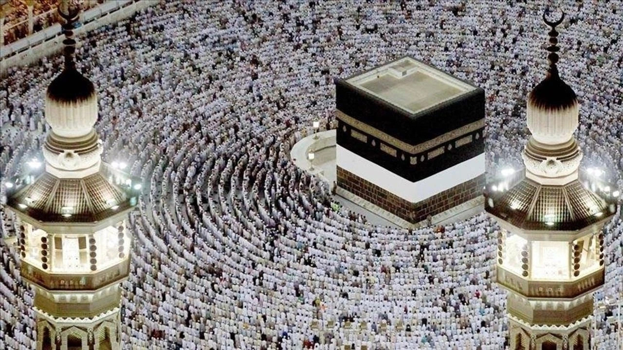 Kabe'de kılınan bayram namazına canlı katılma! Evde canlı yayında bayram namazı kılma