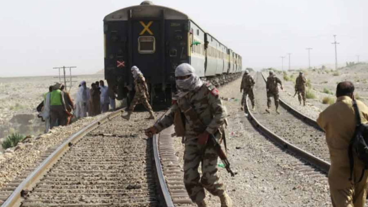 Pakistan’da militanlar treni bastı: 450 yolcu rehin alındı!