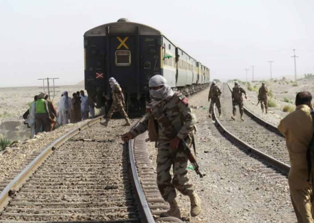 Pakistan’da militanlar treni bastı: 450 yolcu rehin alındı!