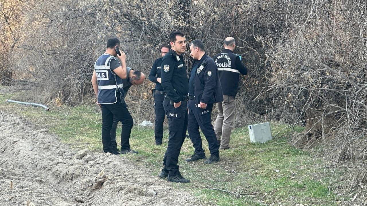 Kayseri'de korku filmi gibi olay; devriye atan polisler tarafından boş arazide 3 kişi baygın, 1 kişi ölü bulundu