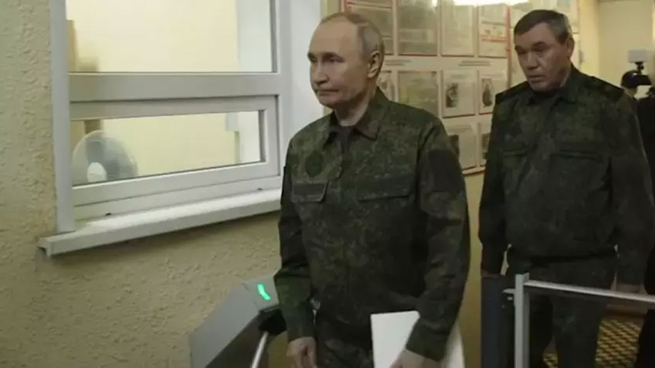 Güç gösterisi! Trump’ın ateşkes çağrısına Putin’den askeri üniformalı yanıt!