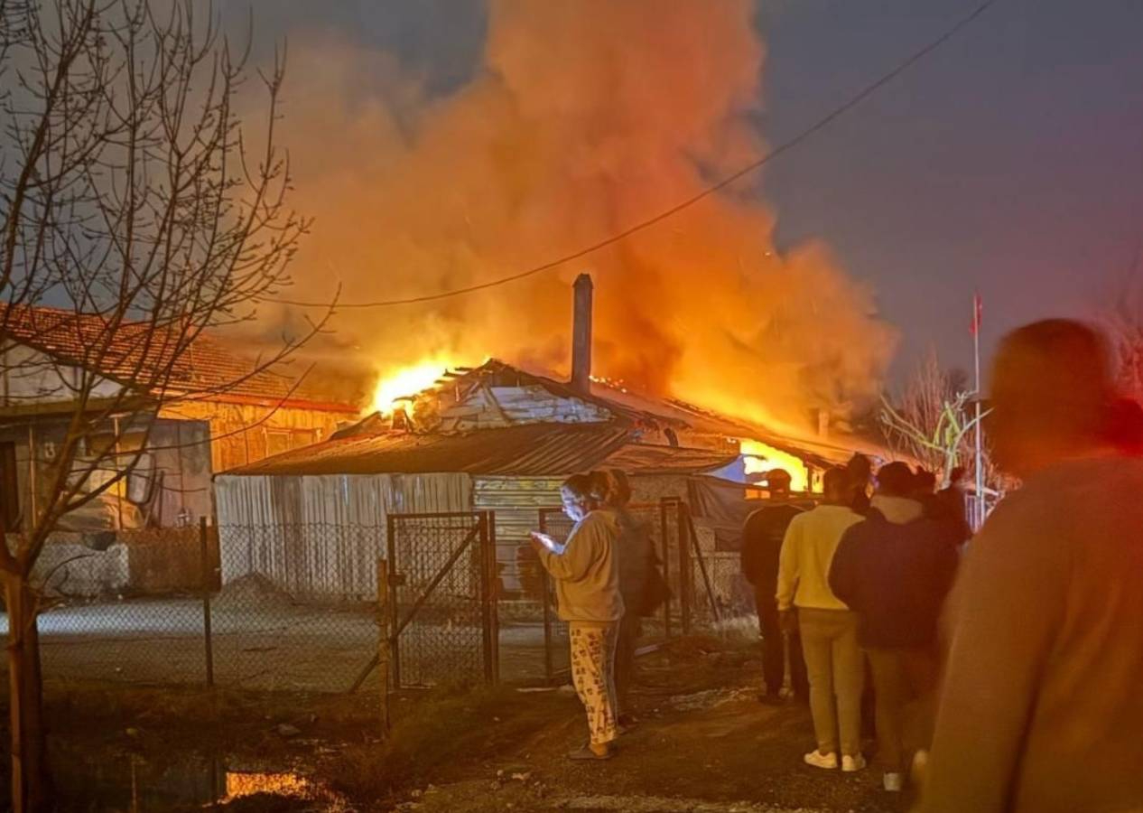 Sakarya'da komşularını öldüren baba oğulun evini ateşe verdiler!