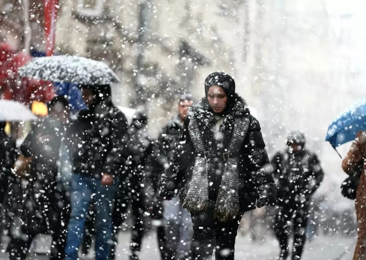Tarihe geçecek sıcaklık değişimi! İstanbul'a yeniden kar geliyor! Meteoroloji gün verdi...