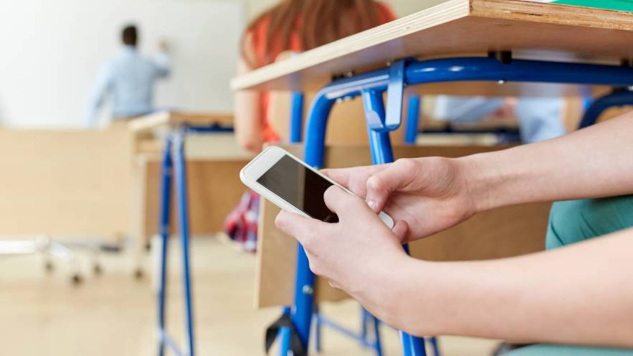 İsveç hükümeti okullarda akıllı cep telefonlarının yasaklanması kararı aldı