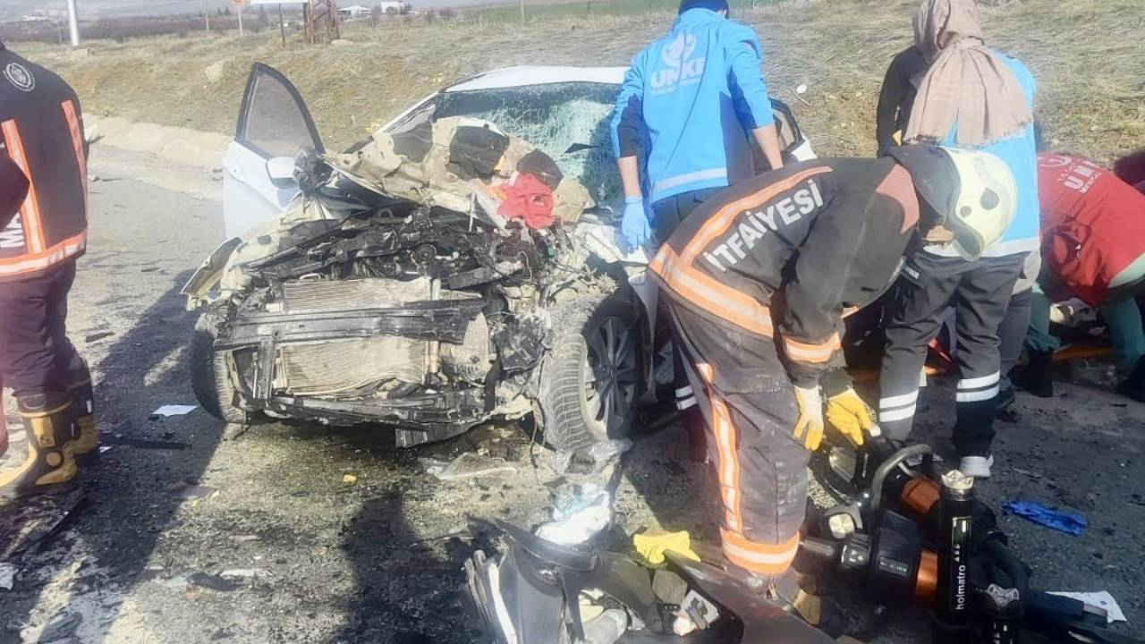 Malatya-Elazığ karayolunda feci kaza; otomobil tırın altına girdi aynı aileden 3 kişi can verdi