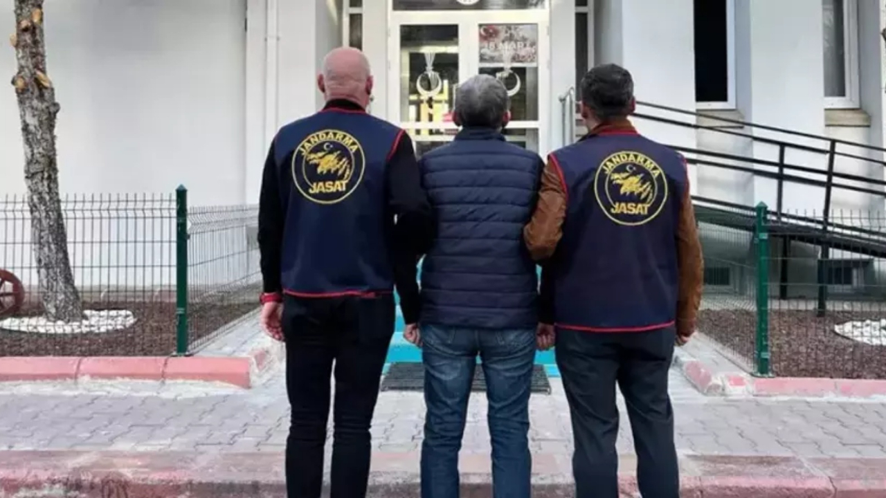 MİT tırları kumpasının mimarı firari FETÖ'cü yakalandı!