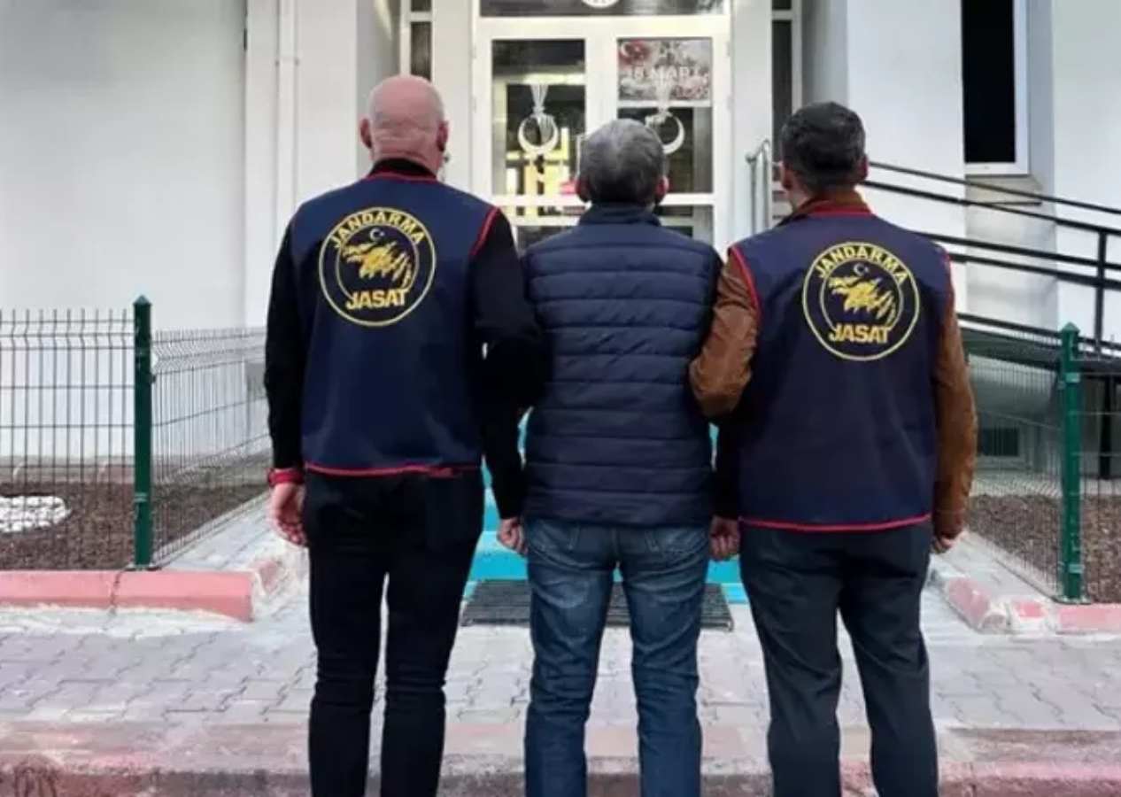 MİT tırları kumpasının mimarı firari FETÖ'cü yakalandı!