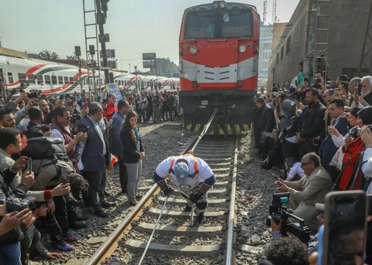 Tarihe geçen rekor: Müslüman güreşçi oruçluyken 279 tonluk treni dişleriyle çekti!