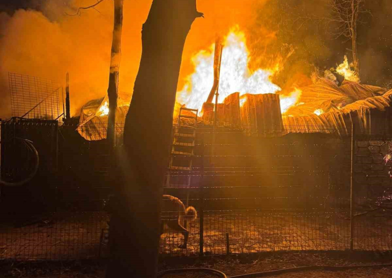 Bungalovda çıkan yangın geceyi aydınlattı! Ekipler yangını söndürdü...