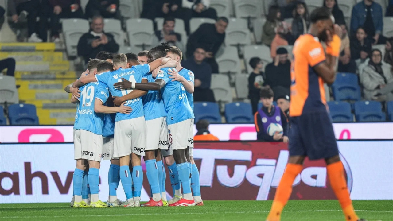 Fatih Tekke farklı başladı, Trabzonspor deplasmanda ilk 3 puanını aldı (Başakşehir 0 - 3 Trabzonspor | Maçın özeti)