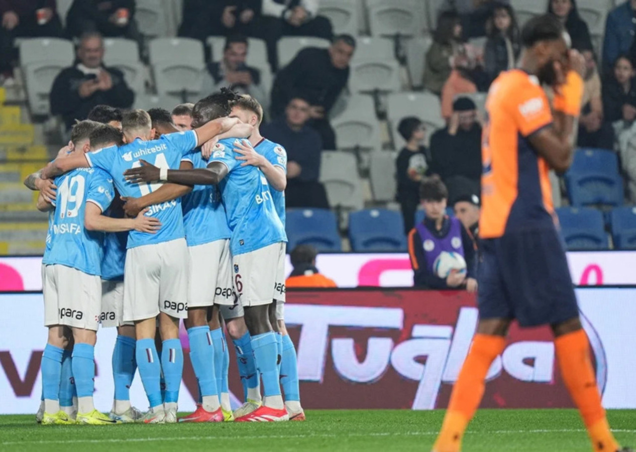 Fatih Tekke farklı başladı, Trabzonspor deplasmanda ilk 3 puanını aldı (Başakşehir 0 - 3 Trabzonspor | Maçın özeti)