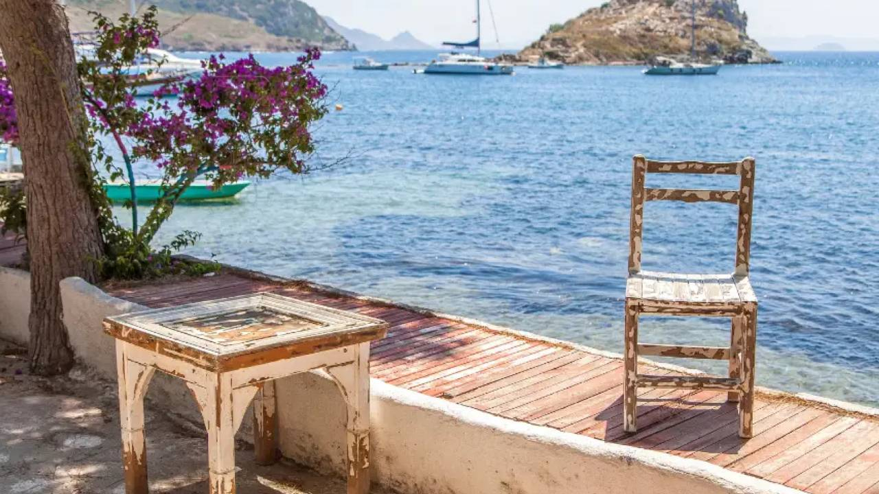Santorini sallandıkça Ege turisti Türkiye’ye kayıyor; erken rezervasyon patlaması