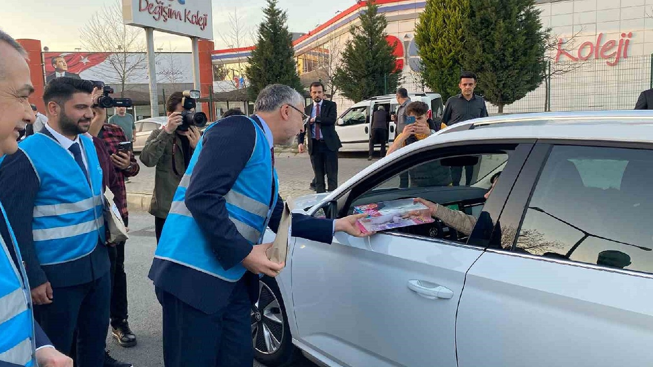Bakan Işıkhan uygulama noktasında sürücülere iftariyelik dağıttı!