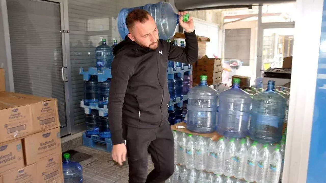Karaman'da şebeke suyunda petrol hidrokarbonları paniği: Damacana satışları patladı...