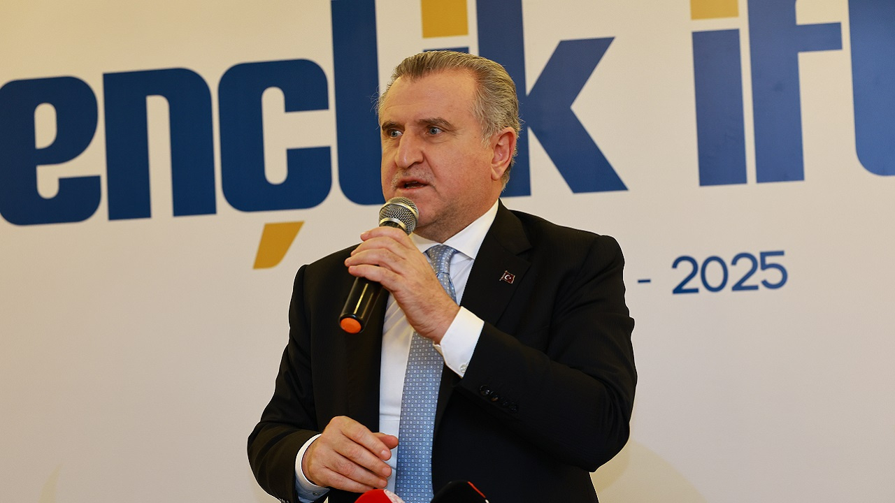 Bakan Bak, Sultanbeyli'de 5 bin genç ile iftar yaptı! Müjdeler verdi...