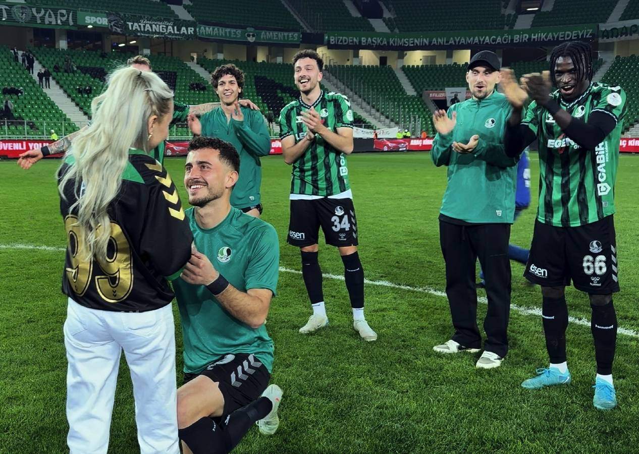 Sakaryasporlu futbolcu Alparslan Demir, maçtan sonra kız arkadaşına orta sahada evlilik teklif etti