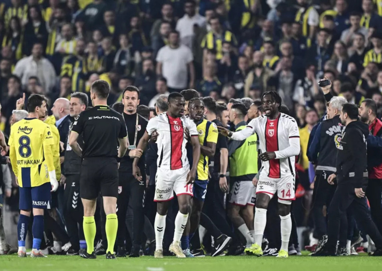 Kadıköy'de maç bitti saha içi karıştı: Oyuncular bir anda birbirine girdi!