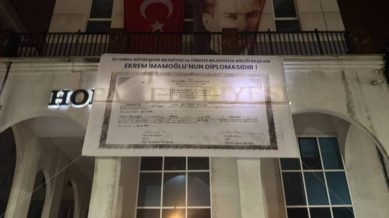 Artvin Hopa Belediyesi, Ekrem İmamoğlu'nun diplomasını belediye binasına astı