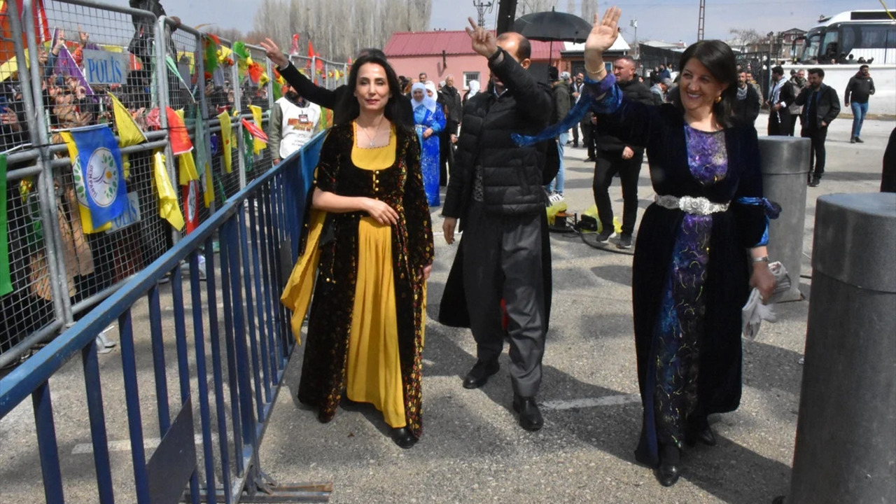 DEM Partililer Van ve Bitlis'te Nevruzu kutladılar