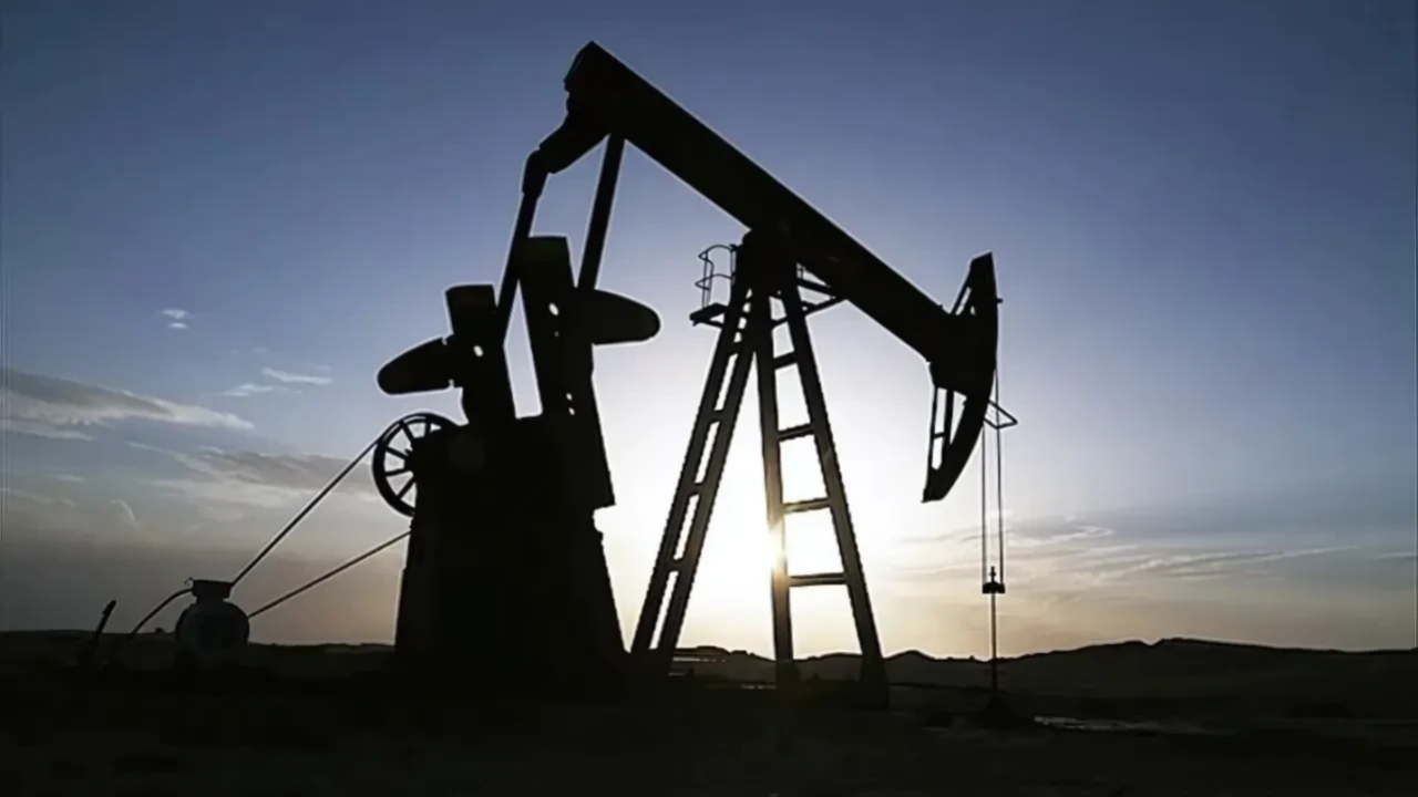 Petrol fiyatları düşüşte: Stok artışı ve jeopolitik gerginlik gündemde