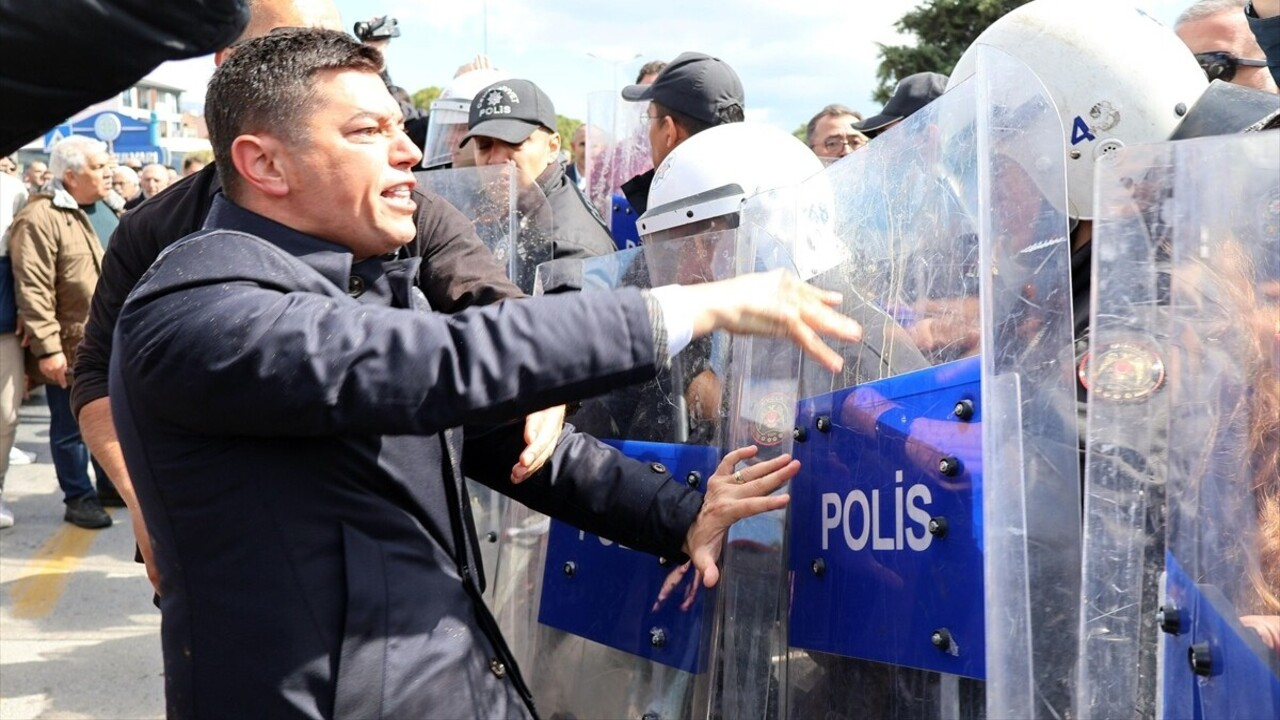 CHP'li Marmaris Belediye Başkanı Acar Ünlü'den polise saldırı girişimi