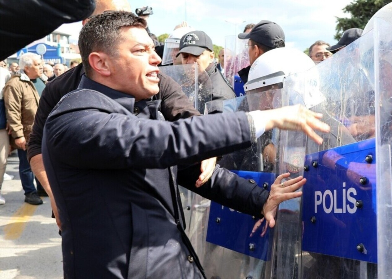 CHP'li Marmaris Belediye Başkanı Acar Ünlü'den polise saldırı girişimi
