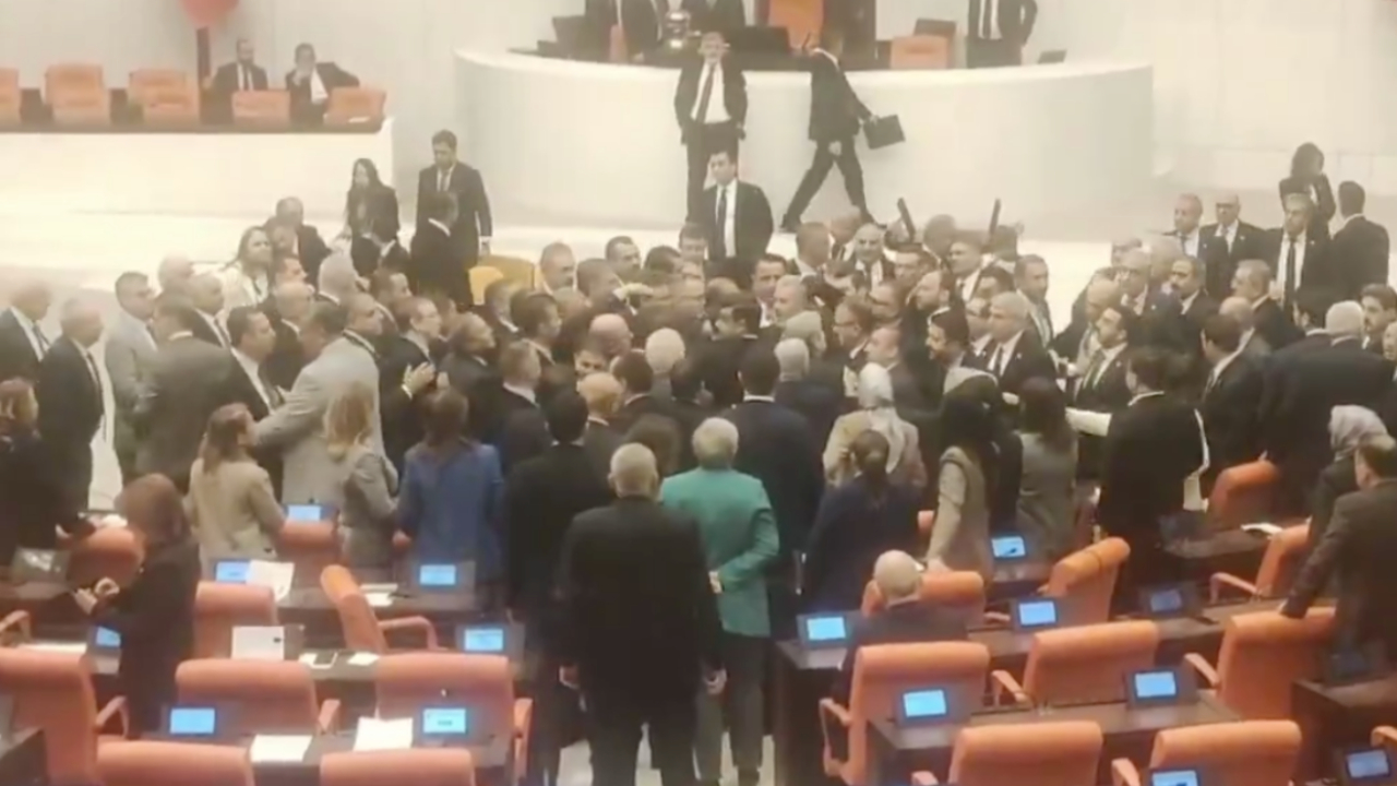 TBMM Genel Kurulu'nda gergin anlar! CHP'li Ali Mahir Başarır kolonya şişesi fırlattı, arbede çıktı!