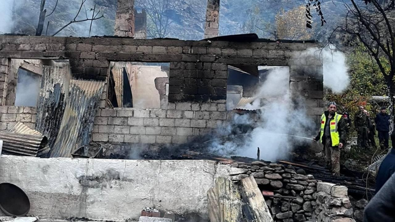 Artvin’de iftar vakti korkutan yangın! 2 ev küle döndü...