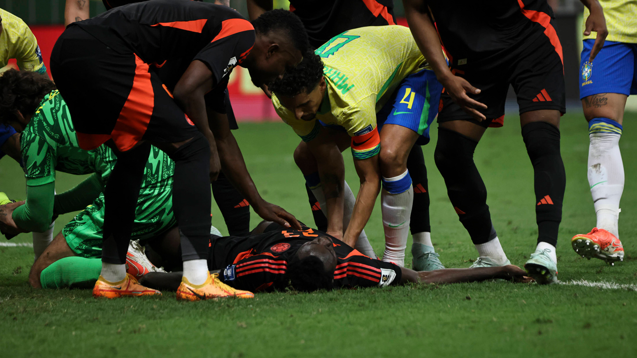 Galatasaraylıların yüreğini ağzına getiren anlar! Davinson Sanchez sakatlık yaşayıp yere yığıldı, sahadan sedyeyle çıkarıldı